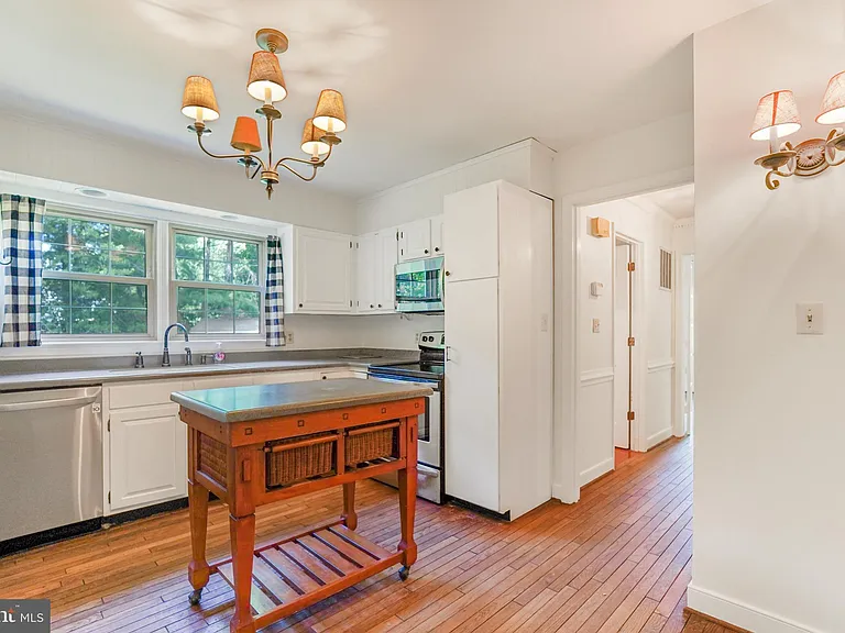 629 Lancaster St — Photo 18