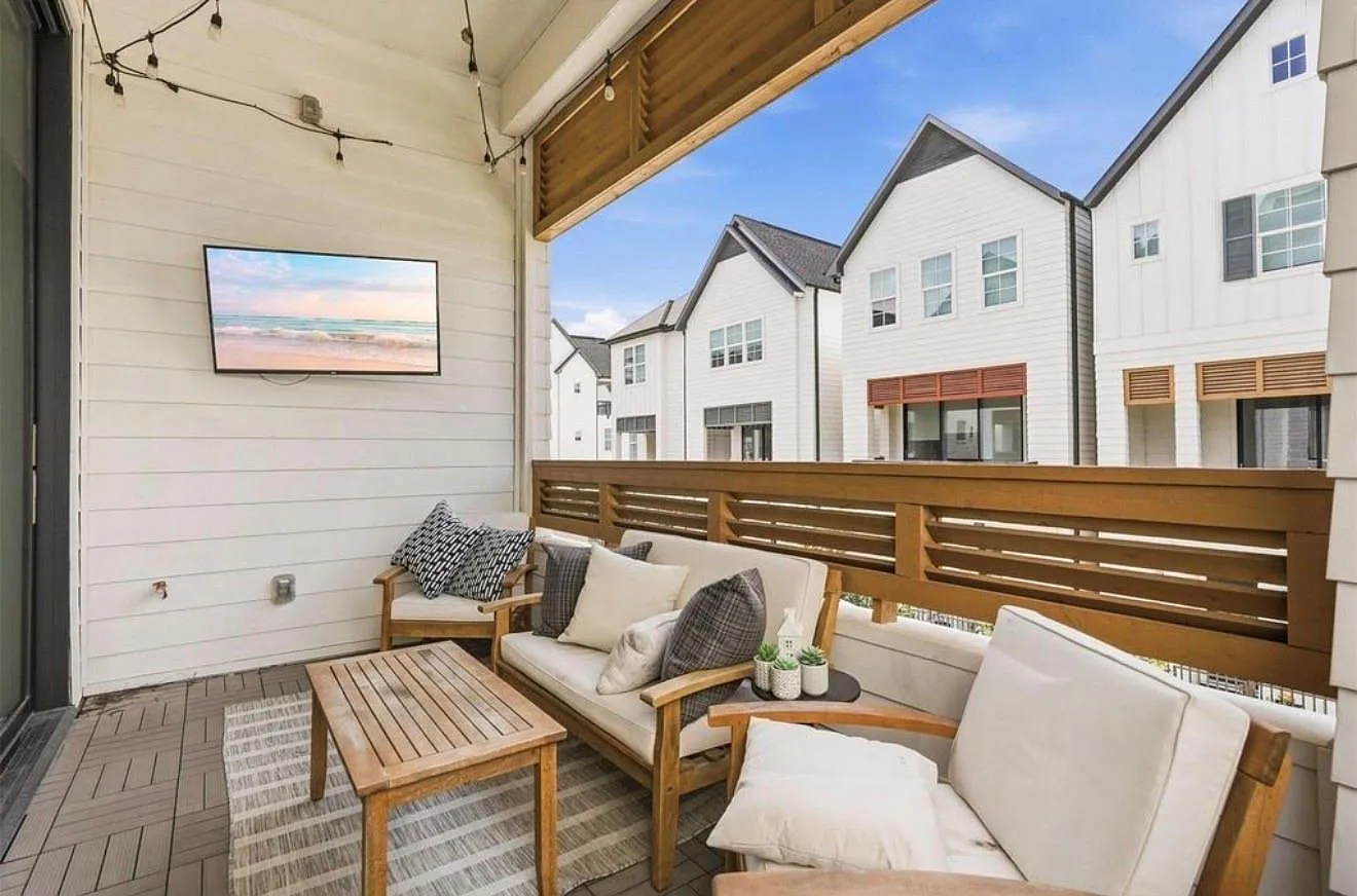 3 bed, 3.5 bath, 2022 sqft, $3,800 — Photo 3