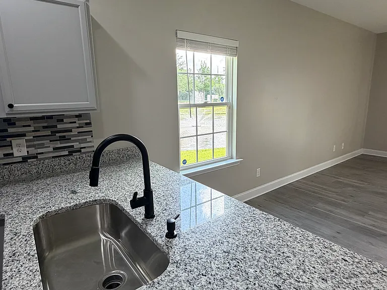 302 Governor Gwinnett Way — Photo 3
