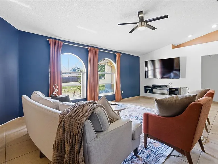 1011 Winifred Way — Photo 7