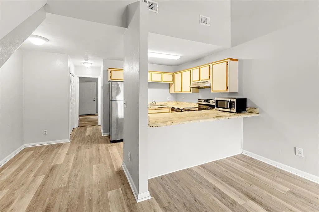 2 bed, 992 sqft, $1,600 — Photo 4