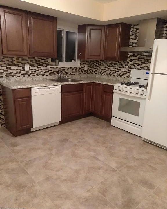 1st image of 20 Bowling Green Pl