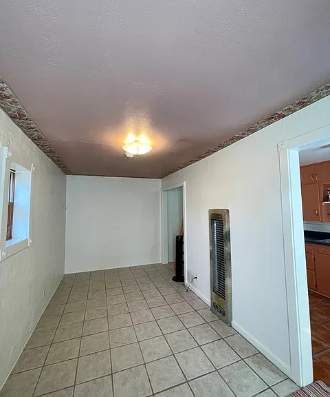 1107 1/2 Los Tomases Dr NW — Photo 2