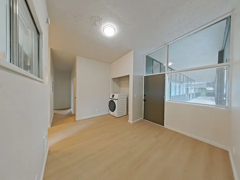 University Manor - Newly Renovated Units just a short walk from Campus! — Photo 46