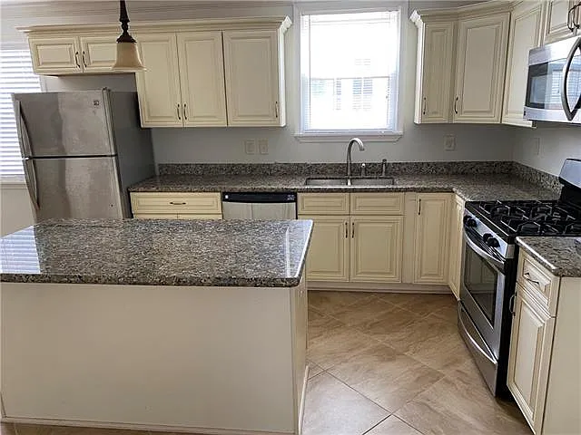 460 Carrollton Ave — Photo 2