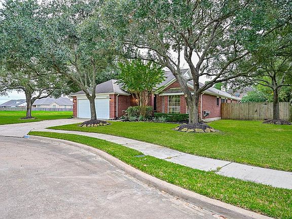 A large cul-de-sac lot offers plenty of greenspace next to a greenbelt with a sidewalk paths leading you throughout the neighborhood!