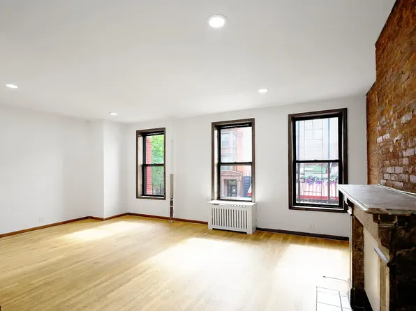 265 W 19th St APT 2E, New York, NY 10011