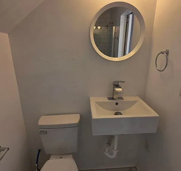 306 1/2 E Hughbert St #B — Photo 9