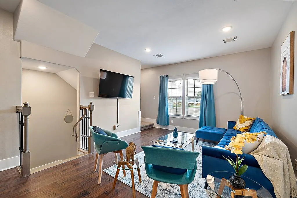 4 bed, $6,000 — Photo 3