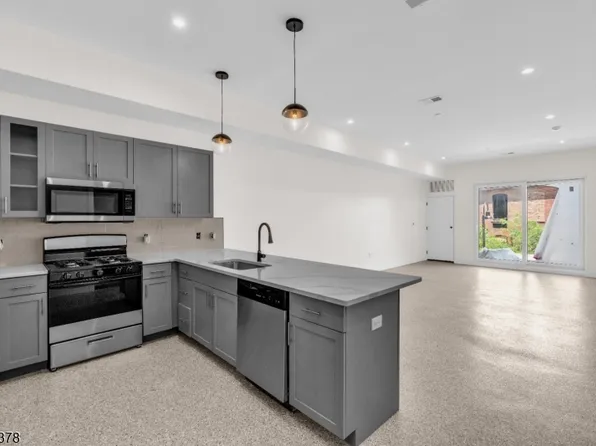 127 South St #203, Passaic, NJ 07055