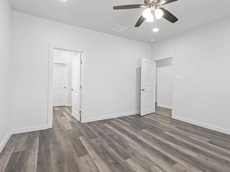 223 W Walker St — Photo 10