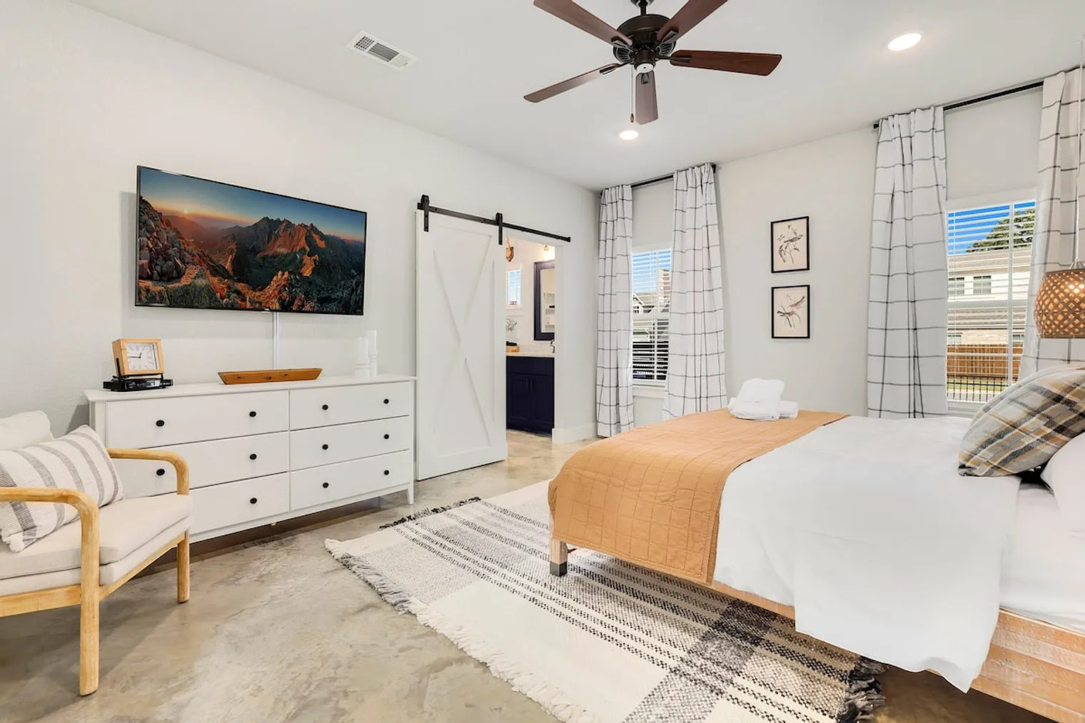 4 bed, 3.0 bath, 2421 sqft, $5,651 — Photo 4