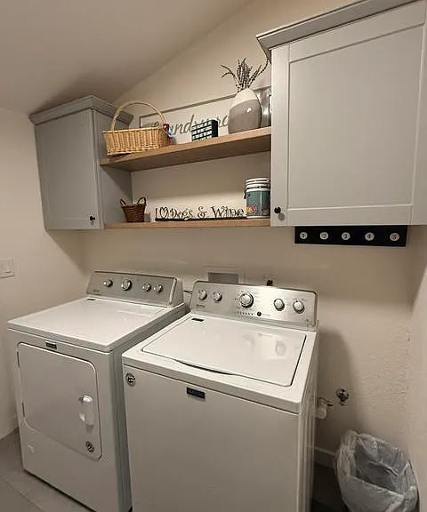 Laundry room, washer dryer included