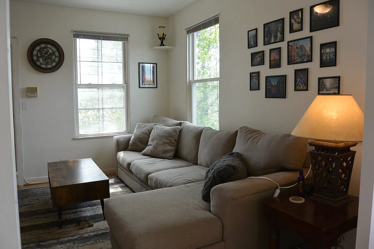 Building Photo - 1652 W Nelson St #3