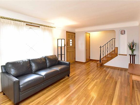 4th image of 8007 Pelham Dr