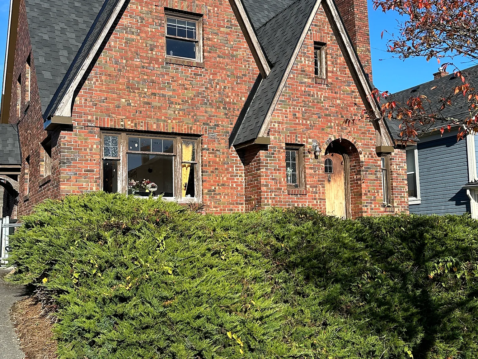 5 bed, 2.5 bath, 2300 sqft, $3,400 — Photo 1