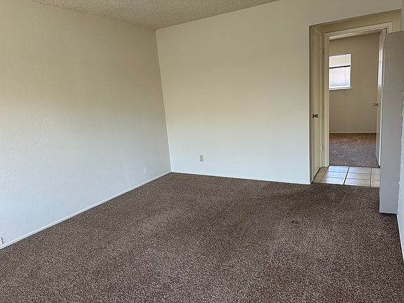 5th image of 1089 Oakmont Dr APT 4