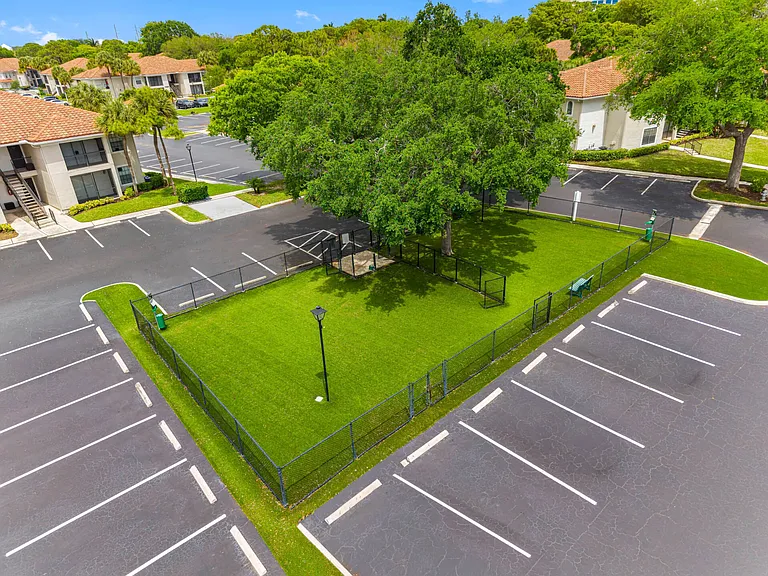 Mizner Court — Photo 24