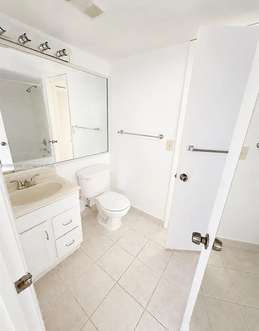 Grand Marquis Condo Homes — Photo 3