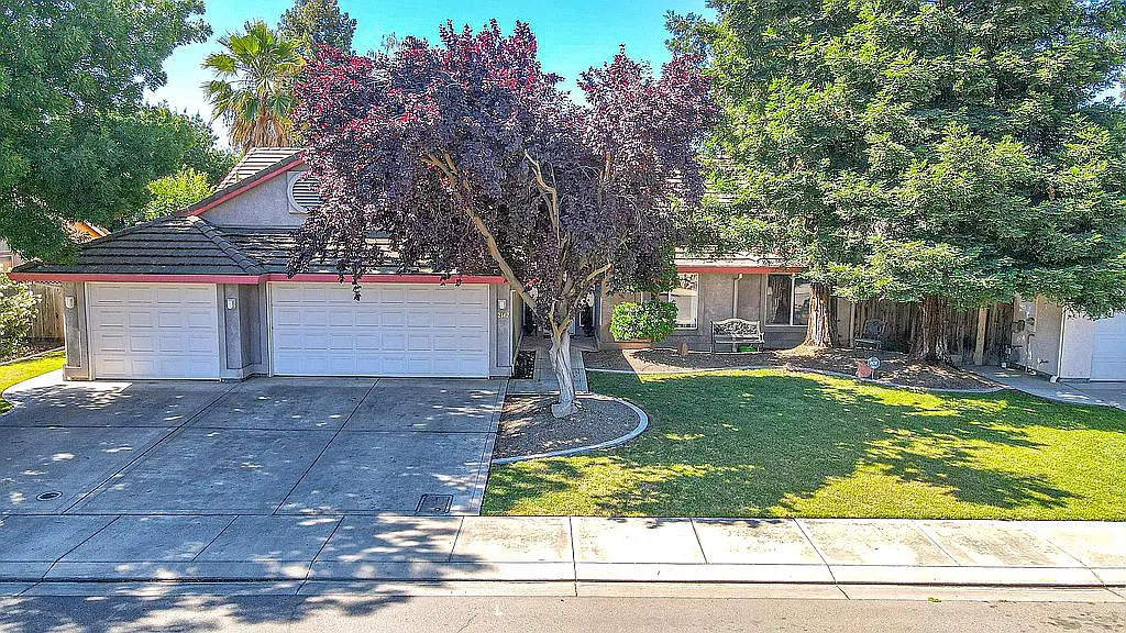 2142 Legends Ct photo 1