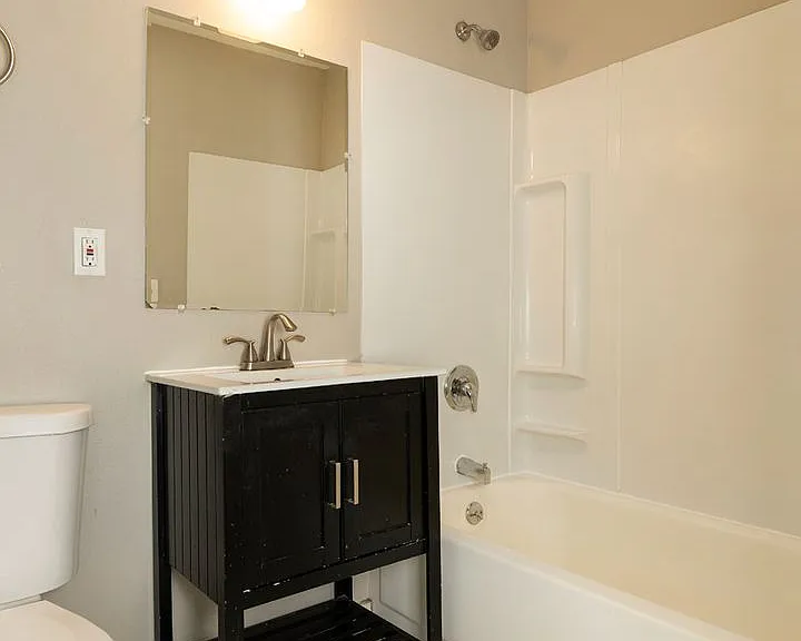 Clairemont Apartments — Photo 42