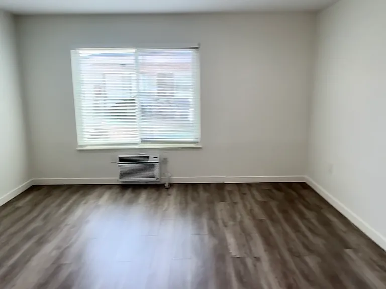 655 Westminster Ave #6 — Photo 9
