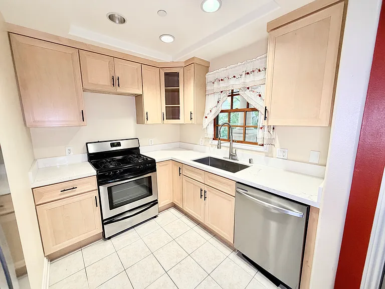 333 N Hill Ave #207 — Photo 9