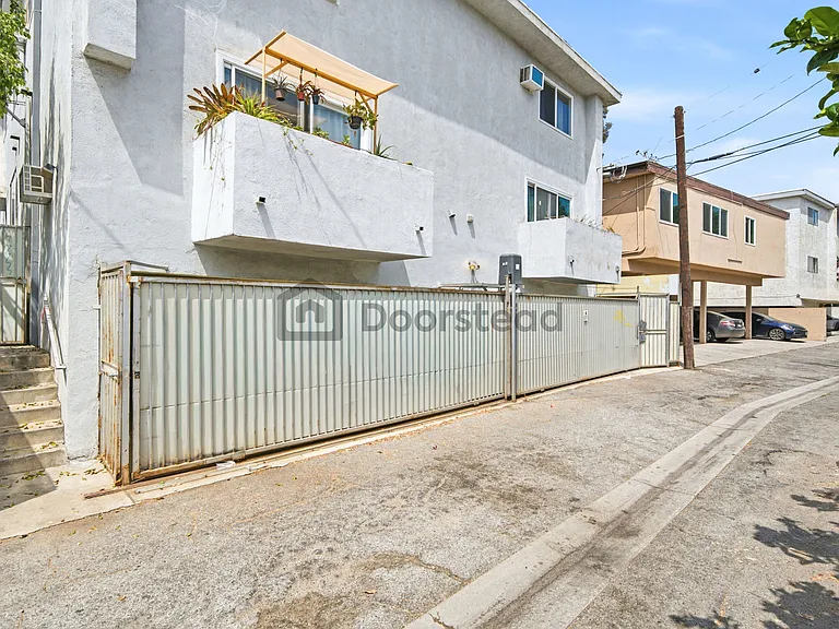 1826 S Bundy Dr #4 — Photo 24