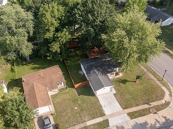 5th image of 1343 Kew Gardens Dr