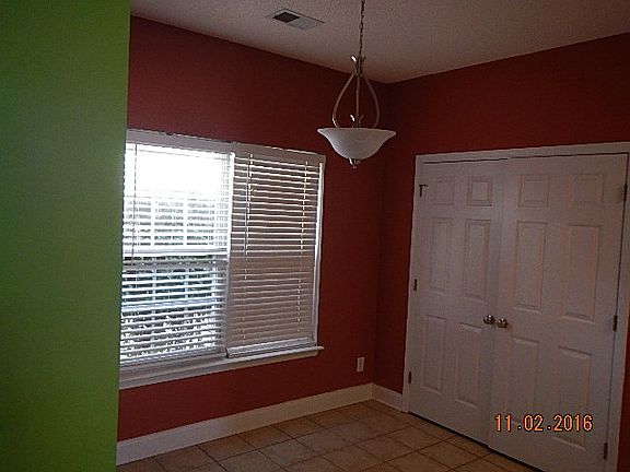 4th image of 210 Glen Crest Dr