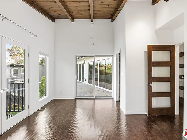 3476 Troy Dr — Photo 32