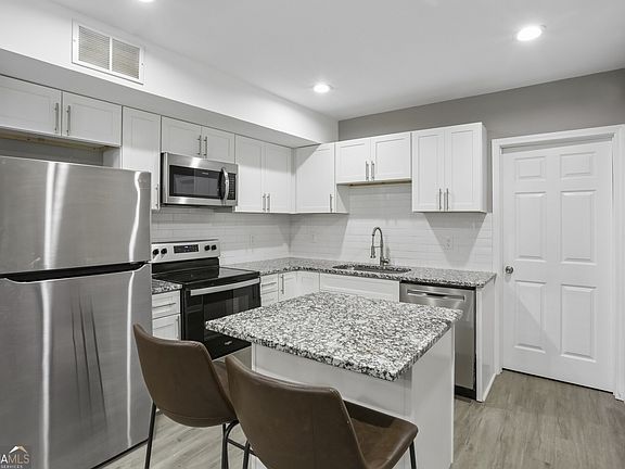 3rd image of 2893 White Oak Dr