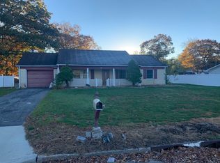 31 Winside Ln, Coram, NY 11727