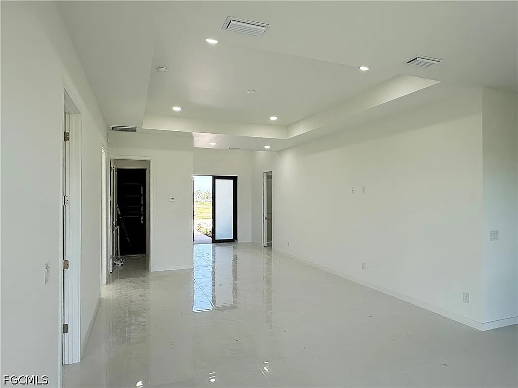 4 bed, 3.0 bath, 1715 sqft, $2,200 — Photo 2