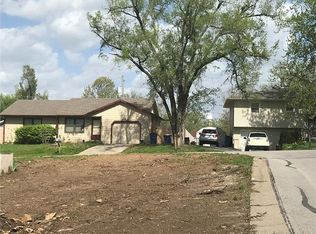8260 Sunset Dr #B, De Soto, KS 66018
