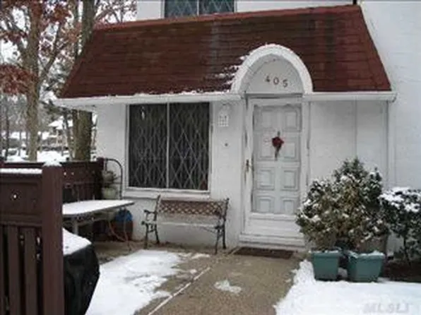 405 Clubhouse Ct, Coram, NY 11727