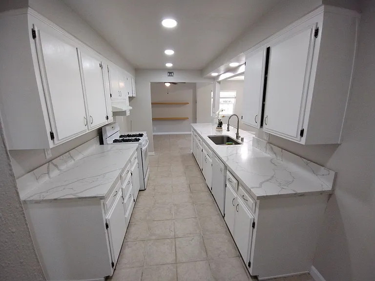 909 Galopago St — Photo 11