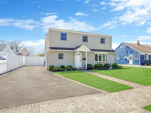 140 Kinsella Avenue, Massapequa Park, NY 11762
