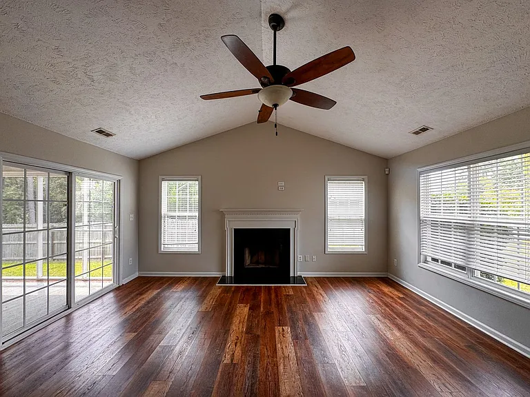 214 Somerset Dr — Photo 8