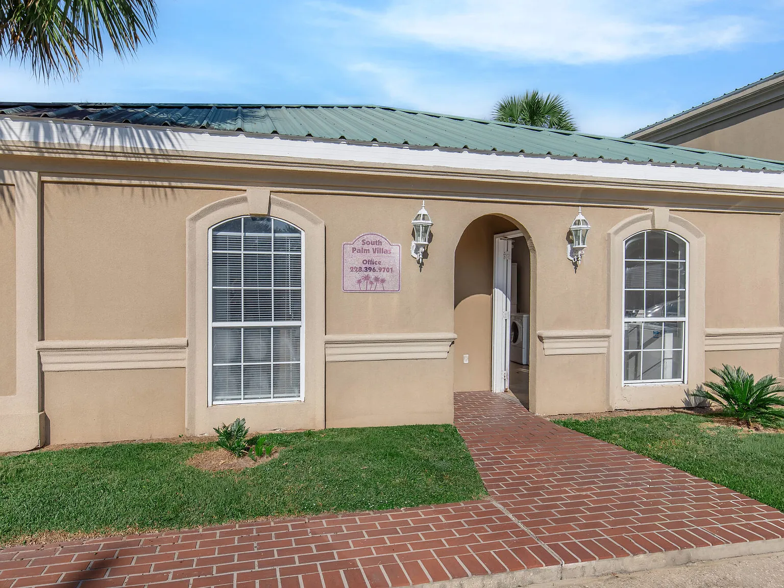 South Palm Villas — Photo 2