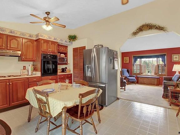 5th image of 7 Heritage Farm Dr