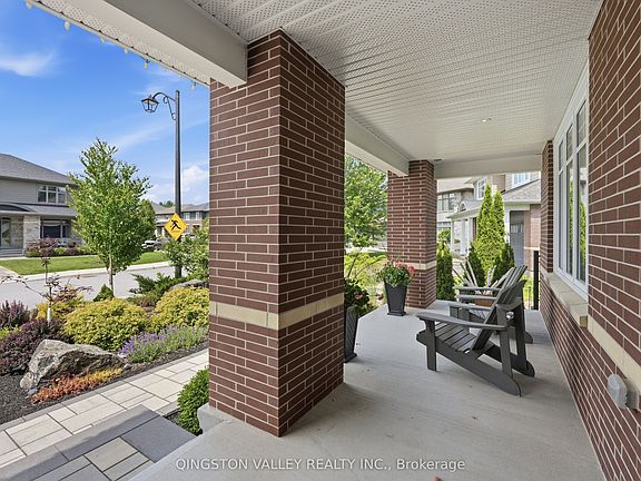 3rd image of 198 Escarpment Cres