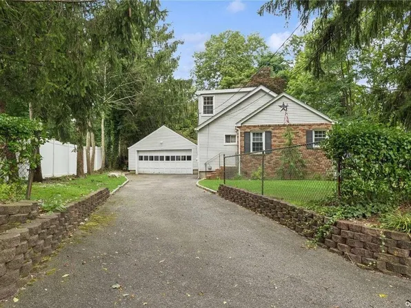 5 Windsor Lane, East Northport, NY 11731
