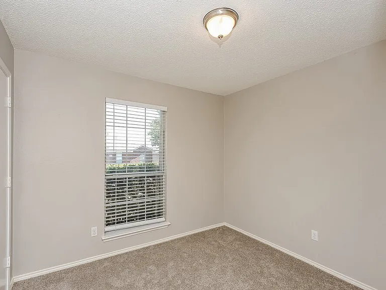 1040 Glencrest Dr — Photo 13