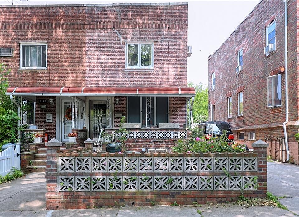 1st image of 296 Bay 14th St