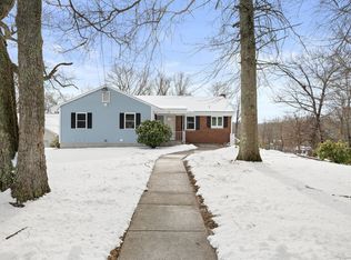 7 Sunniecrest Dr, Waterford, CT 06385