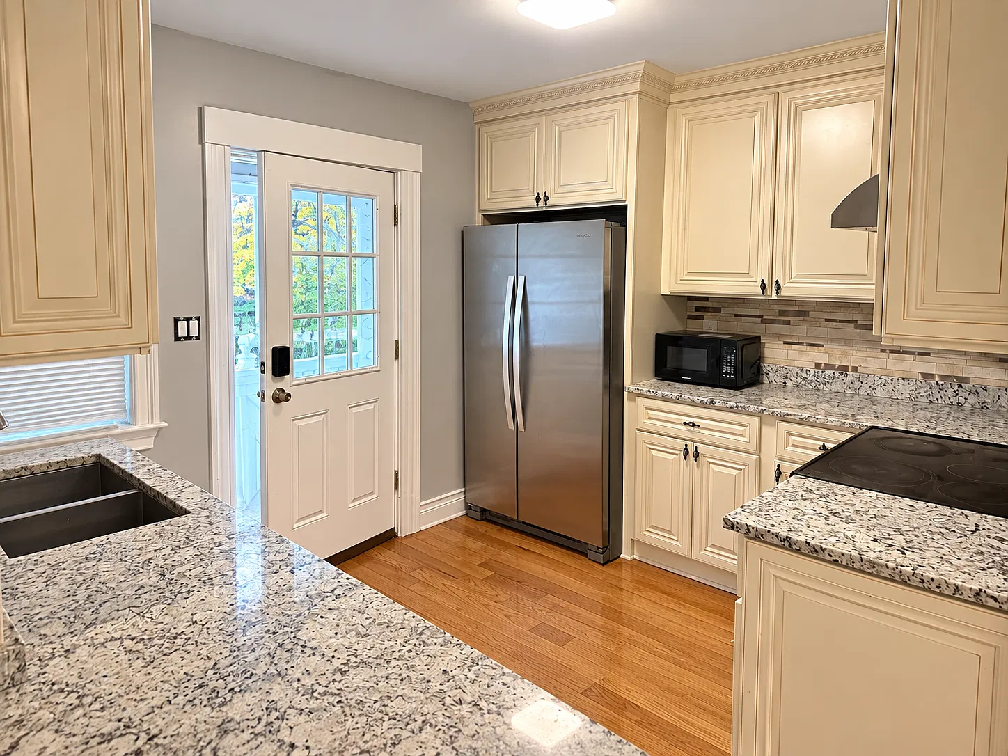 3 bed, 1200 sqft, $3,300 — Photo 3