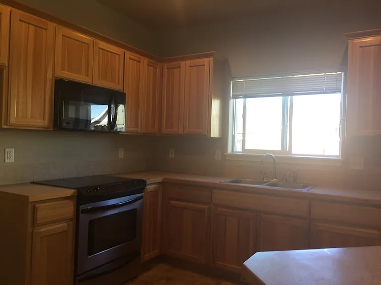 413 NW Viola St — Photo 2
