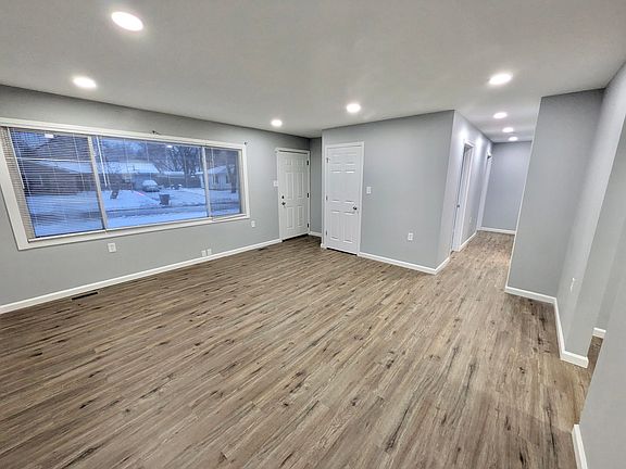 5th image of 382 Pinewood Dr