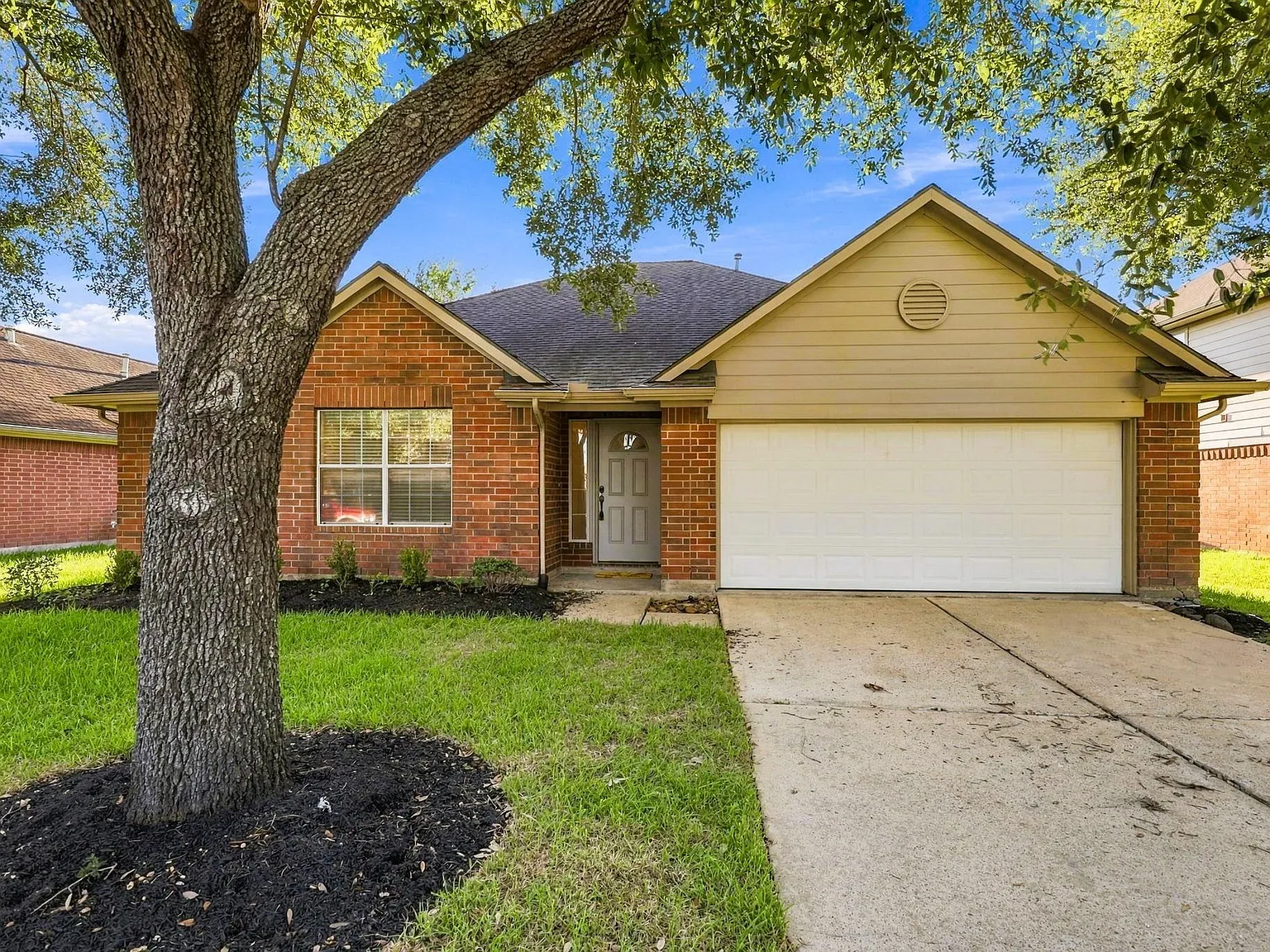 3 bed, 2.0 bath, 1886 sqft, $2,300 — Photo 2